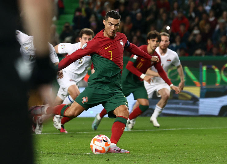 Ronaldo đá phạt tung lưới ĐT Liechtenstein