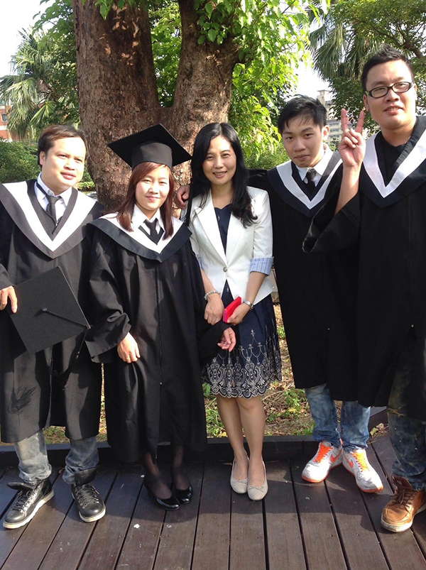 Thanh Nhàn bên cô giáo và bạn bè nhận bằng tốt nghiệp Cao học chuyên ngành ngôn ngữ tiếng Trung học