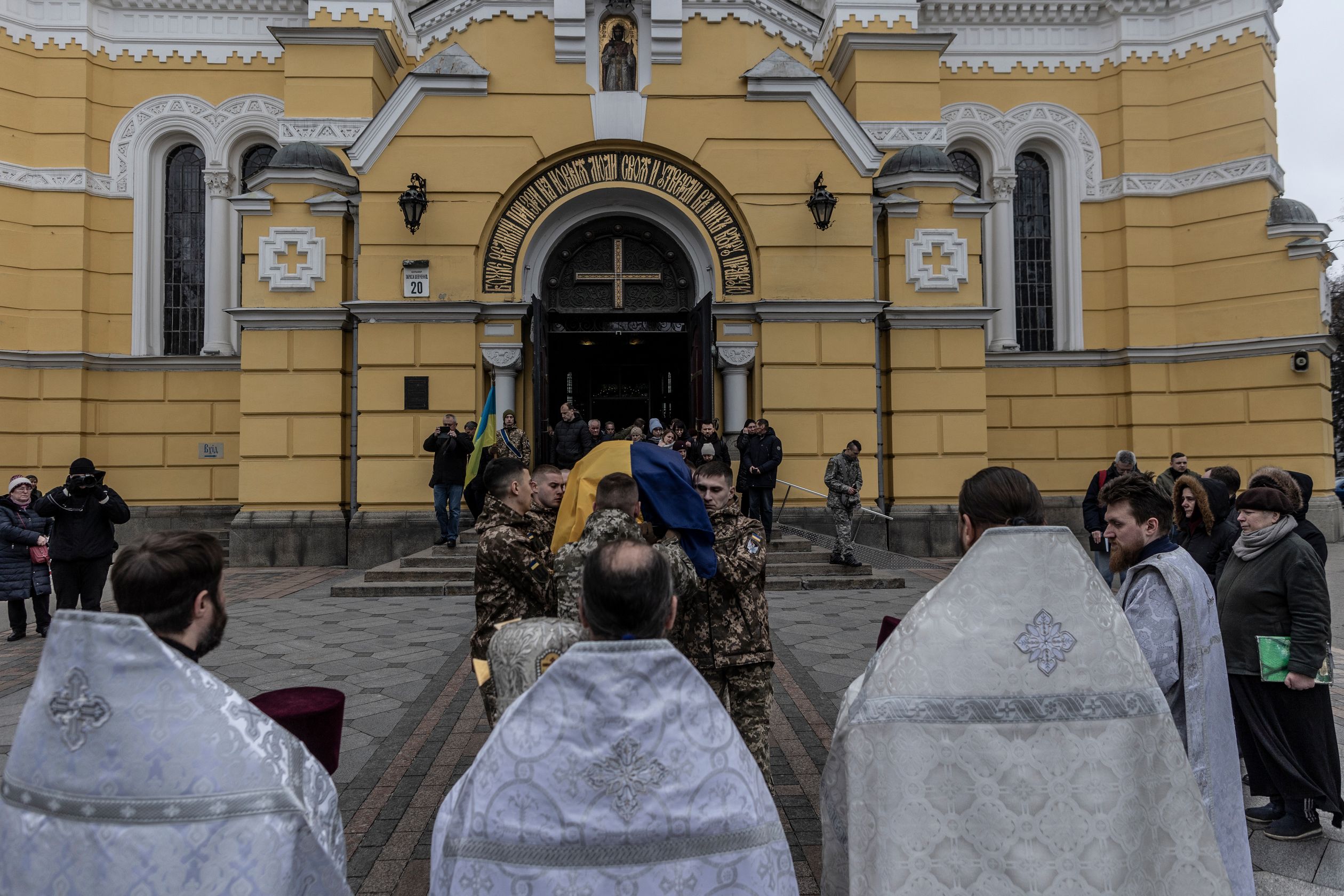 Thi thể quân nhân Ukraine hy sinh được đưa về Kiev.