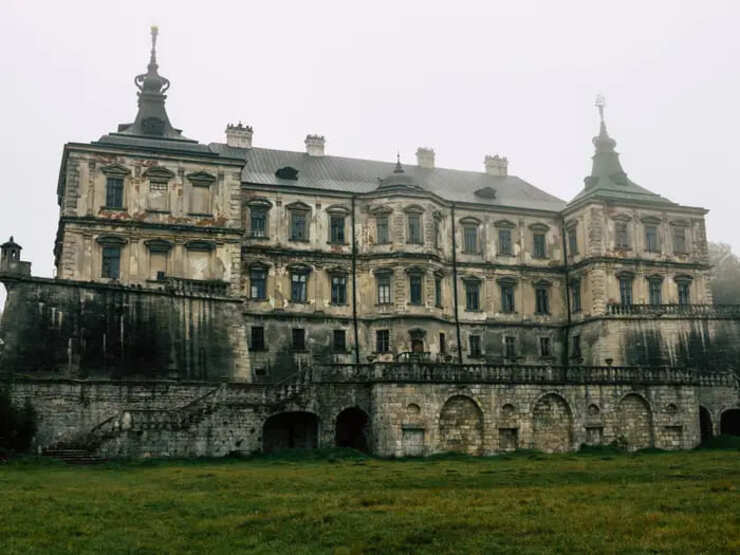 Lâu đài Pidhirtsi ở vùng Lviv của Ukraine được xây dựng như một ngôi nhà giải trí cho một chỉ huy quân sự cấp cao của Ba Lan từ năm 1635 đến 1640 bởi kiến trúc sư người Ý Andrea dell'Aqua.
