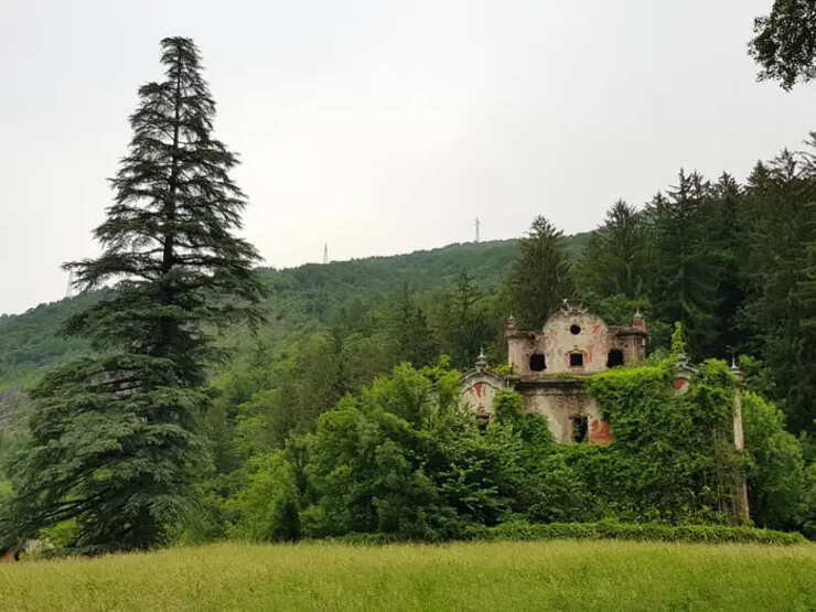 Một trận tuyết lở năm 2002 đã phá hủy những ngôi nhà gần đó, nhưng "Ghost Mansion" một thời xa hoa nay đã đổ nát vẫn tiếp tục đứng vững.
