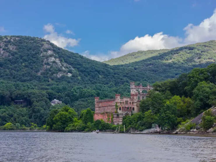 Trên Đảo Pollepel ở Sông Hudson của New York có Lâu đài Bannerman. Nó được xây dựng bởi doanh nhân người Scotland Francis Bannerman VI vào năm 1901.

