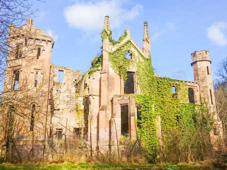 Ngôi nhà Cambusnethan ở Bắc Lanarkshire, Scotland, là một trong những lâu đài Gothic cuối cùng còn sót lại ở đất nước này.
