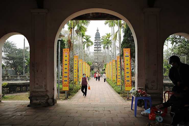 Cùng với Di tích Đền Trần, chùa Phổ Minh (còn gọi là chùa Tháp) là một trong những địa điểm tâm linh nổi tiếng của thành Nam. Ngôi chùa cổ trên 800 năm tuổi được xây dựng từ thời Lý, là một trong những Di tích lịch sử Quốc gia đặc biệt đã được xếp hạng. Chùa tọa lạc ở thôn Tức Mạc, phường Lộc Vượng, TP. Nam Định.

