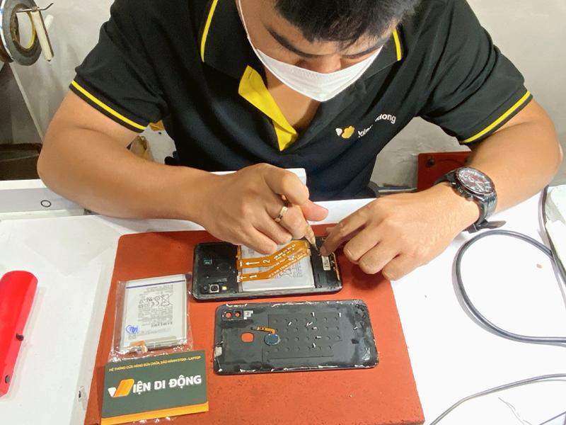 Thay pin điện thoại Samsung tại Viện Di Động