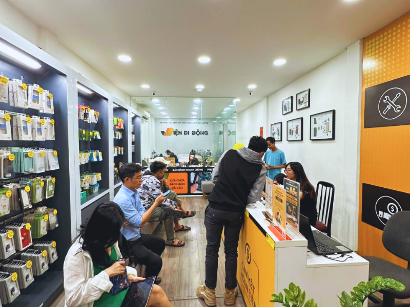 Khách hàng đến Viện Di Động để sửa chữa thiết bị