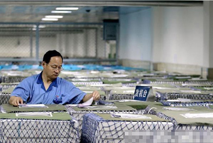 Nhân dân tệ đã in được gửi đến xưởng kiểm tra và niêm phong. Các công nhân kiểm tra chất lượng sẽ kiểm tra chất lượng của từng tấm lớn có các đồng nhân dân tệ dưới đèn.
