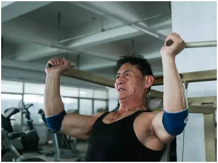 Ngày nào ông cũng đến phòng tập luyện.