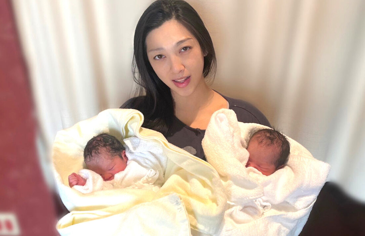 Nữ diễn viên hạ sinh cặp bé gái song sinh vào tháng 2/2023.

