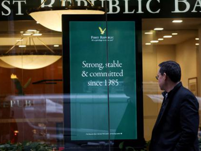 Thế giới - Gần 100 tỉ USD tiền gửi bị rút tại Mỹ, Thủ tướng Scholz trấn an về ngân hàng Đức