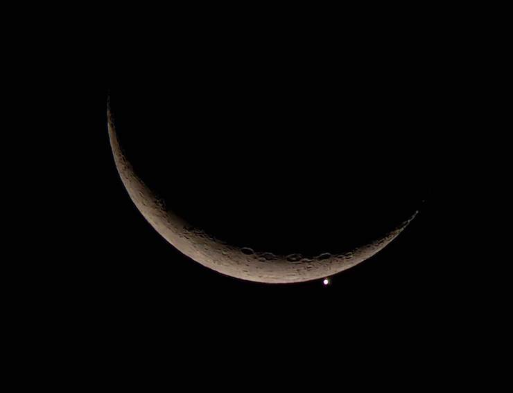 Tùy góc quan sát, có thể thấy Kim tinh ở các vị trí khác nhau xung quanh hoặc&nbsp;trùng với Mặt Trăng. (Ảnh: Bảo Trân)