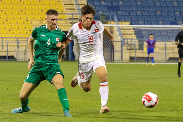 U23 Việt Nam (áo trắng) thua đậm trận ra quân trước U23 Iraq