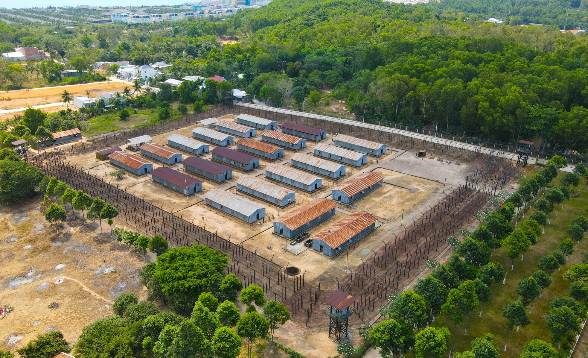 Nằm trên địa bàn phường An Thới, Trại giam tù binh Cộng sản Việt Nam - Phú Quốc được xây dựng trên diện tích 400ha, với gần 500 ngôi nhà, chia thành 12 khu (mỗi khu có 2 phân khu) và 10 khu (mỗi khu có 4 phân khu gọi tên theo thứ tự A, B, C, D). Mỗi khu trại có thể chứa khoảng 3.000 tù nhân.