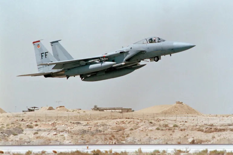 Các quan chức Mỹ cho biết các chiến đấu cơ F-15 đã không kích nhằm vào 3 địa điểm ở Syria để trả đũa cuộc tấn công bằng máy bay không người lái khiến một nhà thầu Mỹ thiệt mạng và 5 binh sĩ Mỹ bị thương hôm 23/3. Ảnh: AP