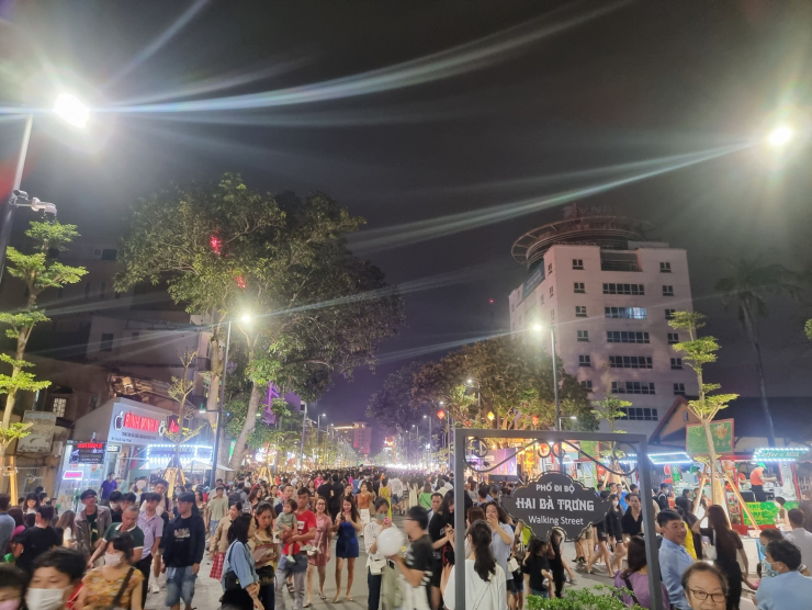 Ghi nhận của PV trong đêm khai trương phố đi bộ Hai Bà Trưng, hàng nghìn người dân, du khách đổ về để trải nghiệm.