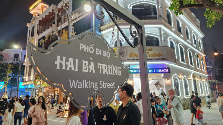 Video: ‘Biển người’ chen chân trải nghiệm phố đi bộ trăm tỷ ở Huế - 3