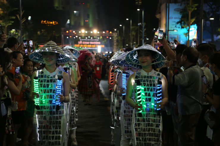 Ngoài ra, phố đi bộ Hai Bà Trưng còn là không gian tổ chức các hoạt động giao lưu văn hóa, nghệ thuật, âm nhạc đường phố... góp phần đáp ứng nhu cầu thụ hưởng văn hóa cho người dân địa phương và du khách. Bên cạnh đó, việc tạo điều kiện cho các hoạt động kinh doanh, thương mại, phát triển kinh tế cho người dân và các cơ sở kinh doanh trong khu vực sẽ góp phần cho sự phát triển chung về kinh tế xã hội.