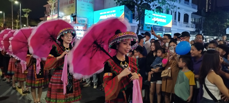 Video: ‘Biển người’ chen chân trải nghiệm phố đi bộ trăm tỷ ở Huế - 6