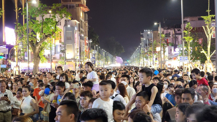 "Biển người" chen chân tại phố đi bộ Hai Bà Trưng đêm khai trương.