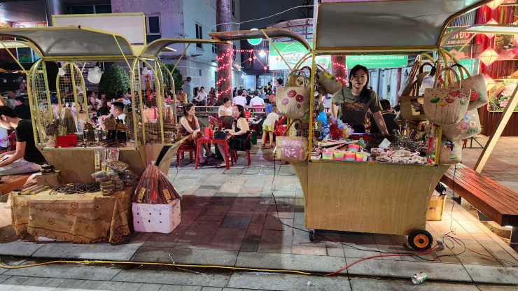 Những gian hàng bày bán các sản phẩm tại phố đi bộ Hai Bà Trưng.