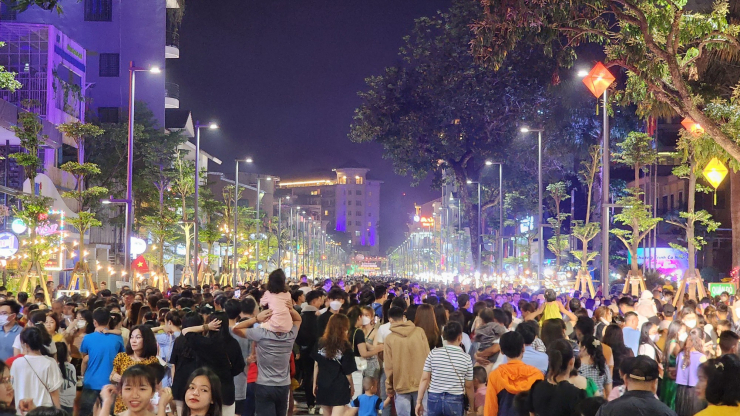 Trước đó, TP Huế đã xây dựng, triển khai các tuyến phố đi bộ Phạm Ngũ Lão - Chu Văn An - Võ Thị Sáu và phố đêm Hoàng Thành Huế, bước đầu hình thành một số sản phẩm du lịch về đêm hấp dẫn, thu hút du khách.