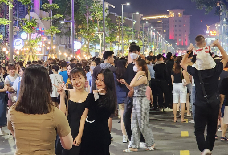 Các bạn trẻ thích thú check-in tại phố đi bộ.