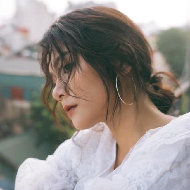 Sau khi tốt nghiệp THPT, hotgirl Bắc Ninh bất ngờ “theo chồng bỏ cuộc chơi” khi mới 18 tuổi. Chia sẻ về nửa kia, Thu Giang cho biết ông xã&nbsp;cô là người trưởng thành, biết làm ăn. Đặc biệt, chồng cô&nbsp;là người chân thành và rất hiểu cô.&nbsp;

