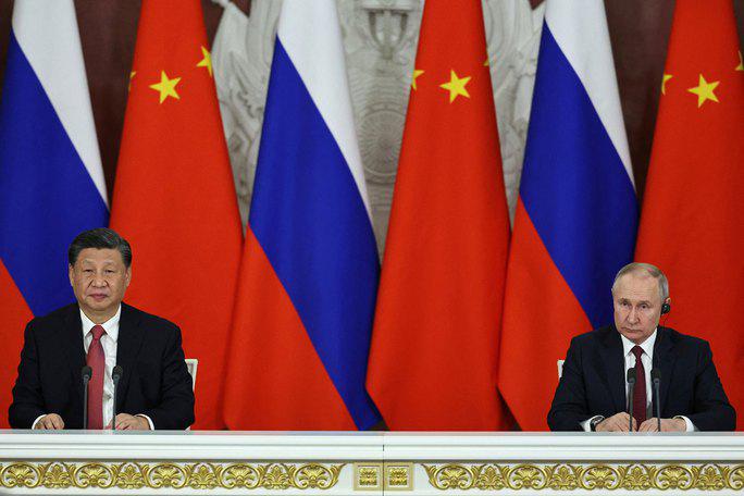 Tổng thống Nga Vladimir Putin (phải) và Chủ tịch Trung Quốc Tập Cận Bình tại thủ đô Moscow hôm 21-3 Ảnh: REUTERS