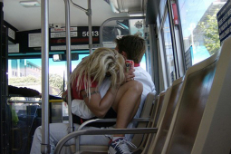 Những hình ảnh khó tin trên xe buýt khiến bao người phải giật mình