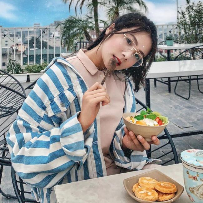 Thu Giang cho biết cô cảm thấy hạnh phúc và chưa bao giờ hối hận về việc cưới chồng sớm. &#34;Chồng mình là người hiểu chuyện nên không bao giờ để mình buồn phiền chuyện gì cả, tụi mình chọn cách cùng chia sẻ để hiểu nhau hơn&#34;, cô nói.
