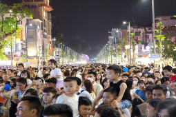 Tin tức trong ngày - Video: ‘Biển người’ chen chân trải nghiệm phố đi bộ trăm tỷ ở Huế
