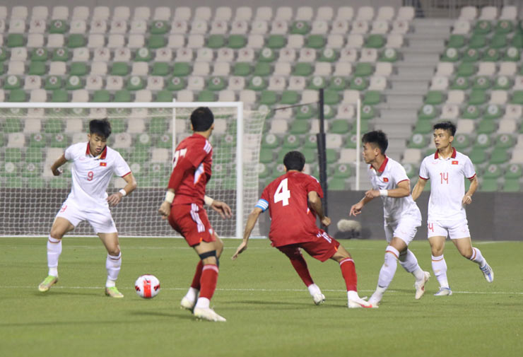 U23 Việt Nam (áo trắng) thua đậm U23 UAE 4 bàn không gỡ khiến đội bóng của HLV Philippe Troussier&nbsp;xếp bét bảng sau 2 lượt trận đầu tiên của Doha Cup năm nay