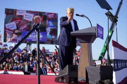 Cựu tổng thống Mỹ Donald Trump phát biểu tại cuộc mít tinh tại sân bay ở Waco, Texas, ngày 25-3. Ảnh: AP