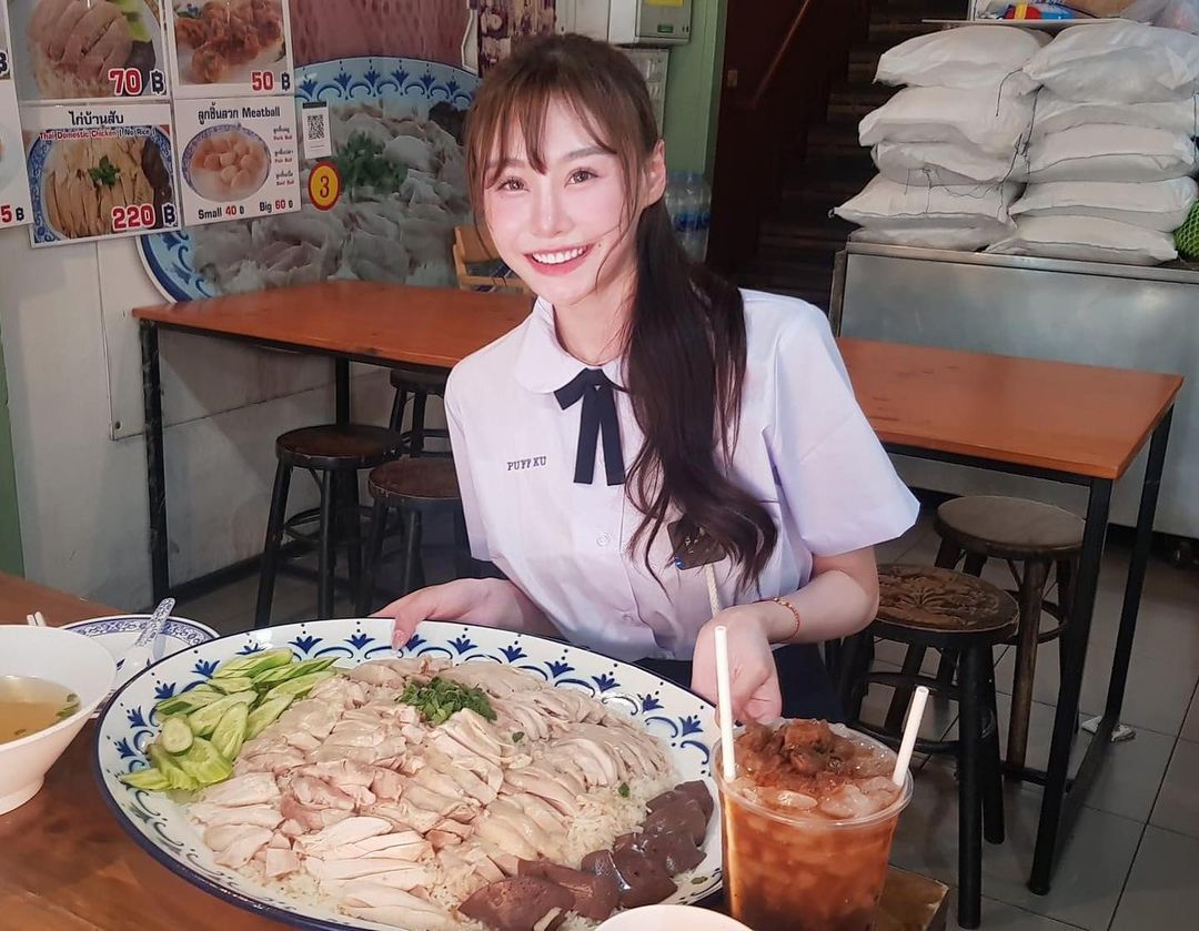 Cô mặc đồng phục học sinh xinh xắn,&nbsp;ăn cơm và uống nước một cách rất nhẹ nhàng