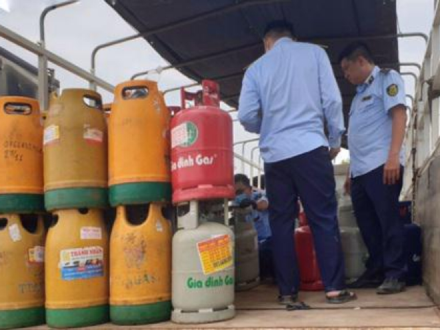 Thị trường - Tiêu dùng - Tạm giữ cả ngàn bình gas có dấu hiệu giả mạo và 4 xe tải