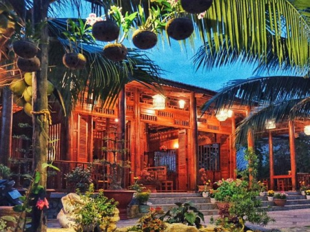 Kinh doanh - Đại gia Vĩnh Long chơi lớn với biệt phủ dừa cực độc lạ