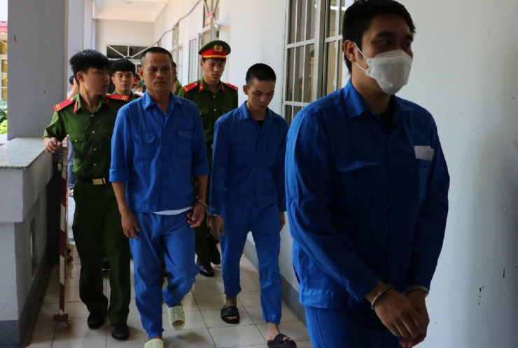 Các bị cáo bị dẫn giải về trại giam sau khi toà tuyên án. (Ảnh: G.L)