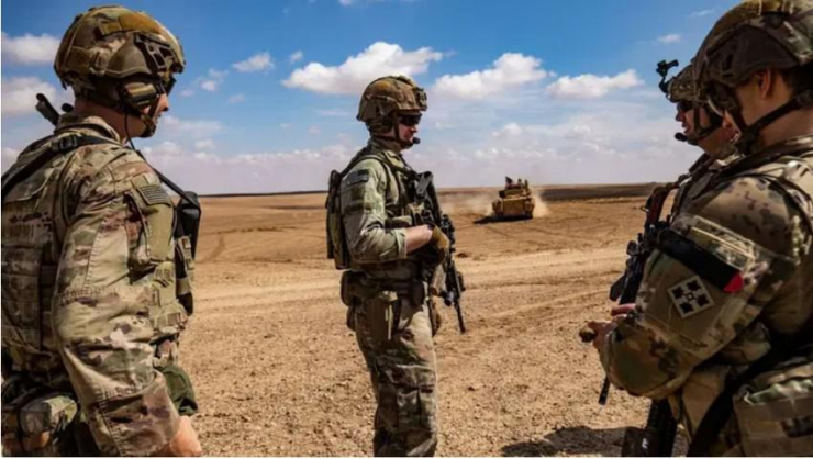 Các tay súng thuộc chiến dịch đặc biệt của Các lực lượng Dân chủ Syria (SDF) và binh sĩ liên quân chống khủng bố do Mỹ lãnh đạo tập trận sử dụng vũ khí hạng nặng ở vùng nông thôn tỉnh Deir ez-Zor (Syria) ngày 25-3. Ảnh: GETTY IMAGES