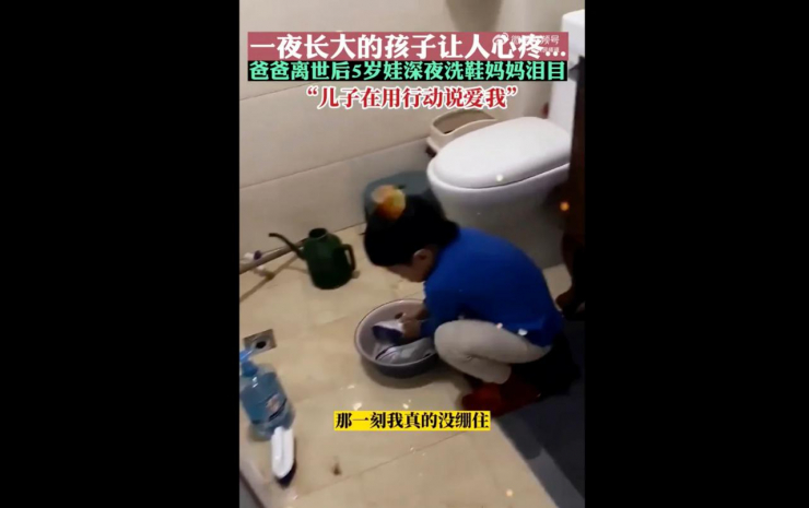 Hình ảnh bé trai 5 tuổi tự mình giặt giày vì lo mẹ mệt khiến cộng đồng mạng Trung Quốc xúc động. Ảnh: SCMP