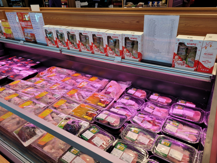 Theo ông Vũ Vinh Phú, giá bán thịt lợn ở kênh phân phối lớn vẫn cao hơn ở các chợ dân sinh từ 40-60% (đã trừ yếu tố 10% VAT cho siêu thị).