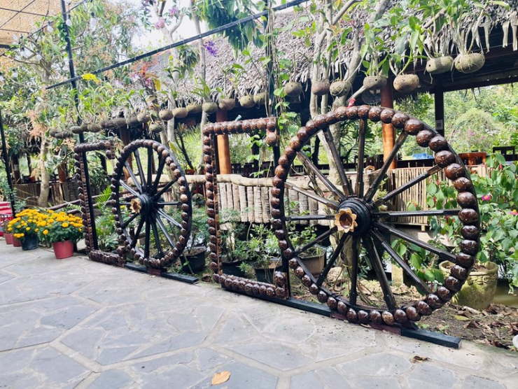 &nbsp;Ông Thưởng cho biết, bê tông, cốt sắt đã bình thường quá rồi, nên ông muốn làm một thứ độc lạ hơn bằng gỗ dừa. Ảnh: Facebook&nbsp;