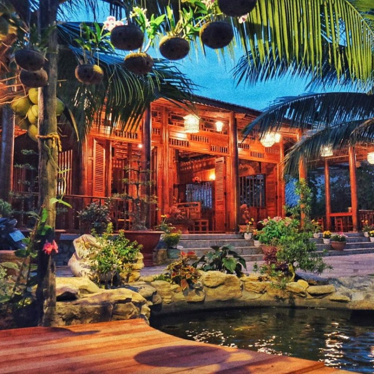 &nbsp;Căn nhà chính có diện tích 300 m2. Phòng khách gồm các cột, kèo, vách cũng làm bằng dừa, mỗi cây cột là một cây dừa. Ảnh: Facebook&nbsp;