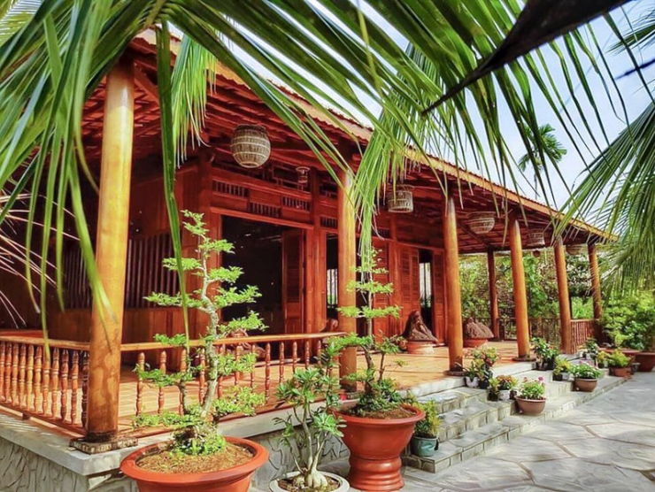 &nbsp;Tọa lạc tại xã cù lao An Bình, thuộc xã Hòa Ninh, huyện Long Hồ (Vĩnh Long), ngôi nhà của ông Dương Văn Thưởng khiến nhiều khách ghé chơi phải trầm trồ bởi sự tinh xảo, tỉ mỉ đến từng hoa văn, chi tiết. Ảnh: Facebook&nbsp;