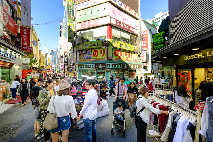 Phố mua sắm Myeongdong: Phố mua sắm Myeongdong chắc chắn sẽ khiến bạn cảm thấy choáng ngợp khi được bao quanh bởi các biển hiệu lấp lánh, đầy màu sắc. Đây là một trong những con phố mua sắm nổi tiếng nhất trong thành phố, và bạn sẽ thấy rất nhiều người đổ xô đến đây để mua sắm từ vô số cửa hàng dọc con phố.
