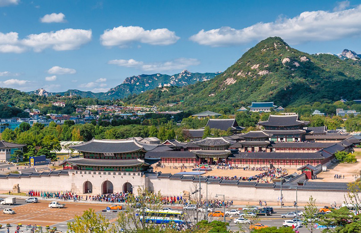 Cung điện Gyeongbokgung: Là cung điện lớn nhất và ấn tượng nhất trong Ngũ Đại Cung điện, được xây dựng vào năm 1395 bởi Triều đại Joseon, khu phức hợp cung điện khổng lồ này mang kiến trúc Hàn Quốc ấn tượng. Nổi bật nhất là phòng tiệc hoàng gia chiếm một vị trí tuyệt đẹp trên hồ nhân tạo và khu nhà ở của vua với nội thất sang trọng.
