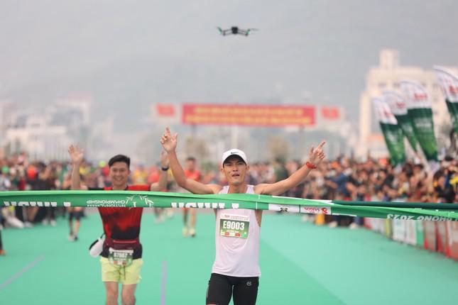 Vận động viên Hoàng Nguyên Thanh ăn mừng năm thứ 4 liên tiếp vô địch cự ly 42,195km của Tiền Phong Marathon.