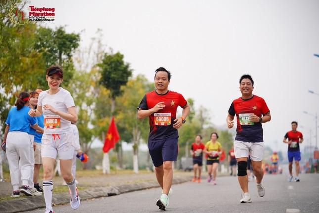 Chủ tịch UBND tỉnh Lai Châu Trần Tiến Dũng (giữa) hoàn thành cự ly 10km với 1 giờ 13 phút.