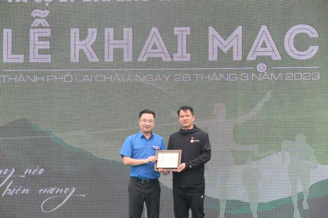 Bí thư T.Ư Đoàn Nguyễn Tường Lâm trao kỷ niệm chương Vì thế hệ trẻ - phần thưởng cao quý nhất của Đoàn TNCS Hồ Chí Minh tặng ông Nguyễn Tuấn Viết - Đội trưởng, HLV đội Điền kinh Đoàn TDTT Bộ tham mưu, Bộ Tư lệnh Bộ đội Biên phòng.