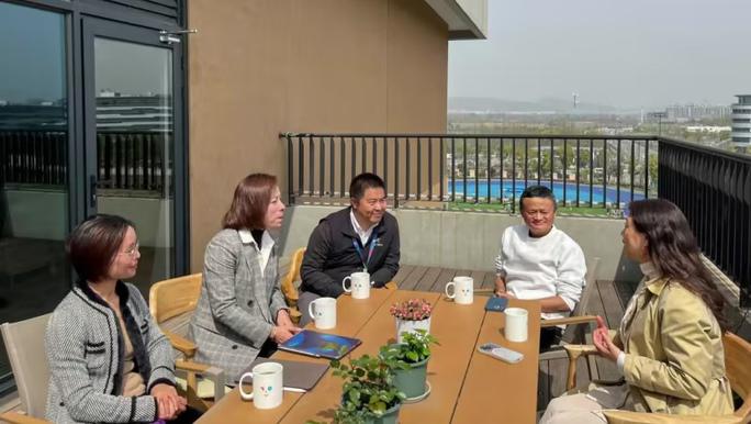 Ông Jack Ma (áo trắng) thăm ngôi trường Yungu ngày 27-3. Ảnh: SCMP