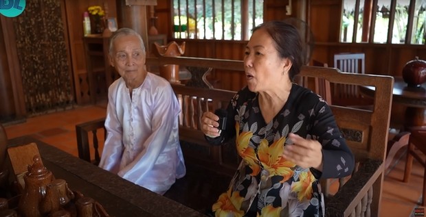 &nbsp;Dừa vốn là cây thân thuộc với người dân miền Tây nhưng hiếm ai lấy gỗ dừa để xây nhà. Tuy nhiên, ông Thưởng lại suy nghĩ hoàn toàn khác. Ảnh: chụp màn hình ĐLBD